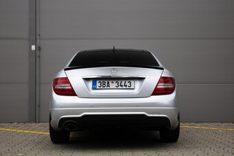 Krásný Mercedes-Benz C 250 Coupé s benzínovým motorem - 6