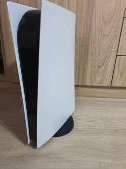 PS5 Digital Edition + 2 ovladače + černý kryt – skvělý stav - 6
