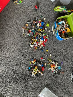Lego figurky doplňky a kostky - 6