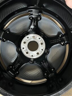 Novy disk na Mercedes EQS - 6