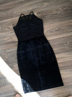Černé sametové šaty s krajkou - 6
