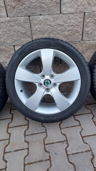 Alu kola 5x112 r17 škoda octavia II letní pneu - 6