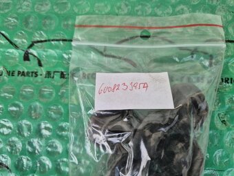 průchodka vzpěry kapoty Škoda Felicia 6U0823395A - 6