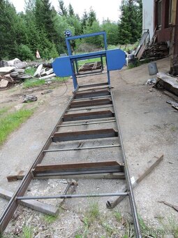 Kmenová pásová pila. Motor 5,5 kW délka kolejí 12 m , šířka - 6