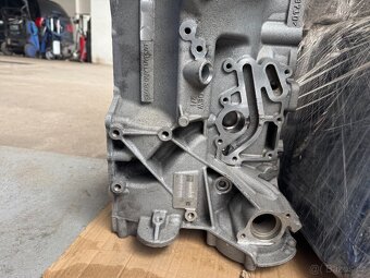 Blok motoru Land Rover 2.0 TD4  PBG4D3-6015-EE - 6
