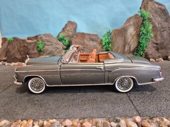 Prodám model 1:18 Mercedes Benz 220SE cabrio - 6