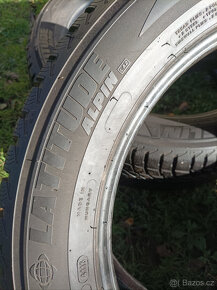 2 zimní pneumatiky Michelin 235/55/19 6mm - 6