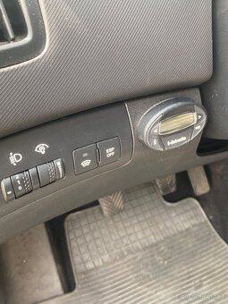 Kia Ceed kombi 1.6 crdi 85kw najeto 211000km - 6