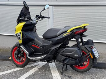 Aprilia SR-GT 125 jen 600 km - 6