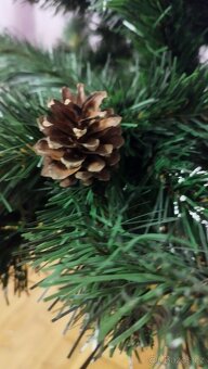 Umělý vánoční stromek s šiškami a sněhem, 220 cm. - 6