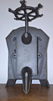 Starožitná německá figurální litinová váha D.R. - 6