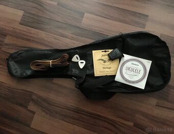 Elektro-akustické koncertní ukulele Lanikai - 6