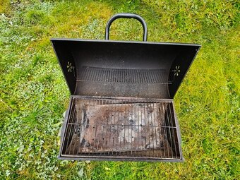 Venkovní gril na dřevěné uhlí. - 6