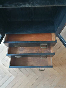 Dřevěná komoda/skříňka - úložné prostory ze 4 stran - 6