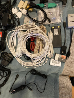 Modemy a eet top box + různé kabely - 6