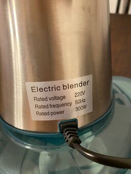 ELEKTRICKÝ MLÝNEK NA MASO Z NEREZOVÉ OCELI 2 L - 6