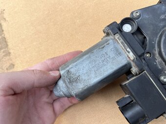 2x stahovačka u řidiče na VW T4 pofacelift - 6