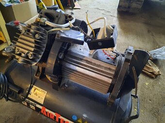 Nefunkční kompresor Einhell AirTech EURO 4300V - 6