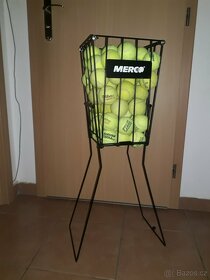 Nový tenisový koš plný tenisáků. - 6