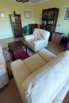 Obývací pokoj - sedací souprava, skříňě, stolek, koberec - 6
