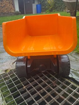 Oranžové auto tatra - 6