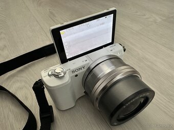 Sony Alpha A5100 (bílý) + 16–50mm objektiv – výborný stav, - 6