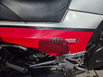 Kawasaki GPZ 900 R - 6