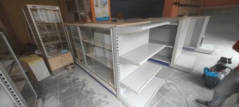 Regály, vitríny ze zrušené prodejny - 6
