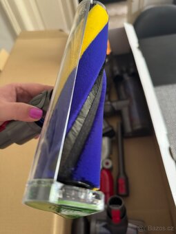 Vysavač Dyson v12 - 6