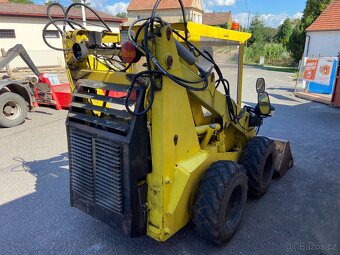 Smykový nakladač UNC 060 - 6