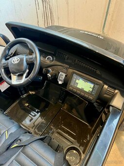 Elektrické autíčko Toyota Hilux 4x4 černé - 6