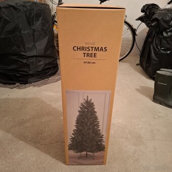 Umělý vánoční stromeček plus ratanový koš - 6