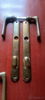 Mosazné kování , kliky na dveře. 5x - 6