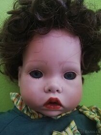 Sedící značená porcelánová panenka - 6