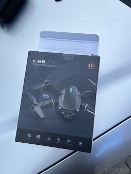 dron E88 – se zabudovanou kamerou, téměř nový - 6