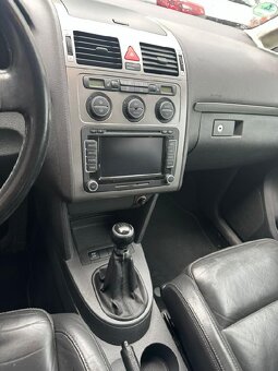 VW TOURAN 2,0 TDi RV 2009 = 7. SEDADEL ZA 59000 KČ - 6