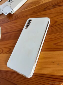 Samsung Galaxy A50 petleťově bílý - 6