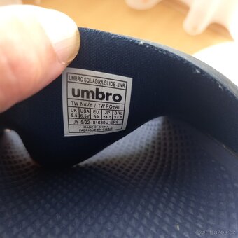 Chlapecké pantofle gumové Umbro vel.39 - 6