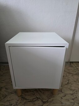 SKŘÍŇKA S PODNOŽÍM - 6