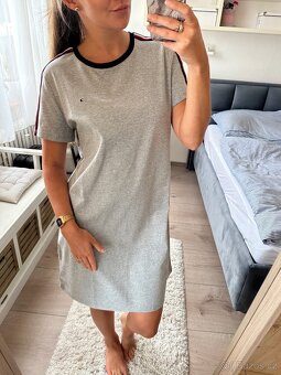 TOMMY HILFIGER ŠEDÉ ŠATY - 6