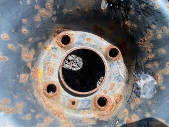 57. Sada zimních pneu 205/65 r15 vč disků 4x108 - 6