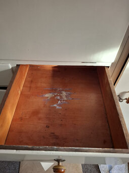 Starý historický dřevěný kredenc - 6