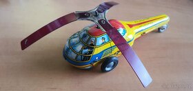 stará plechová hračka helikoptéra - 6