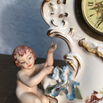 Porcelánové hodiny andělíček amorek květy DRESDEN - 6