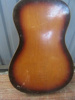 Nabízím starožitnou kytaru. Struny na výměnu. Původní stav. - 6