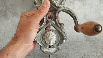 Velmi starý krásný velký mlýnek na strouhanku IDA. - 6