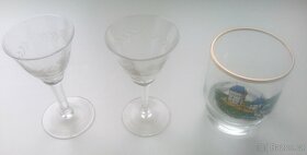 Porcelán + sklo – Dekorativní hrneček + různé skleničky - 6