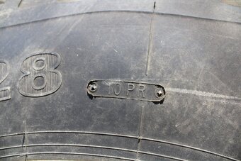 Zetor 6911 kola 16,9-28 10 pláten pneu 90% - 6