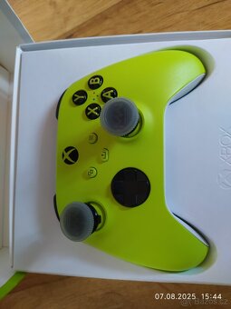 Xbox one X 1tb, Dock + 2x controller a hry - 6