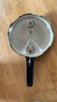 Tlakový hrnec značky Tefal 5L - 6